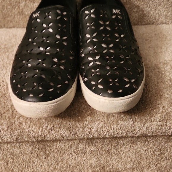 Michael Kors Women's Black Leather Slip-on Shoes w/ Laser Cutouts Size 8.5 - Picture 3 of 11